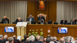 L'introduzione del cardinale Matteo Zuppi, presidente CEI, all'apertura dell'Assemblea generale dei vescovi italiani in Vaticano. Foto Siciliani-Gennari / CEI