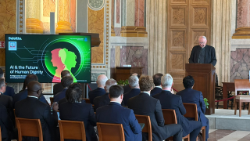 Mgr Pegoraro tenant son discours d'ouverture au colloque près l'Université pontificale du Latran