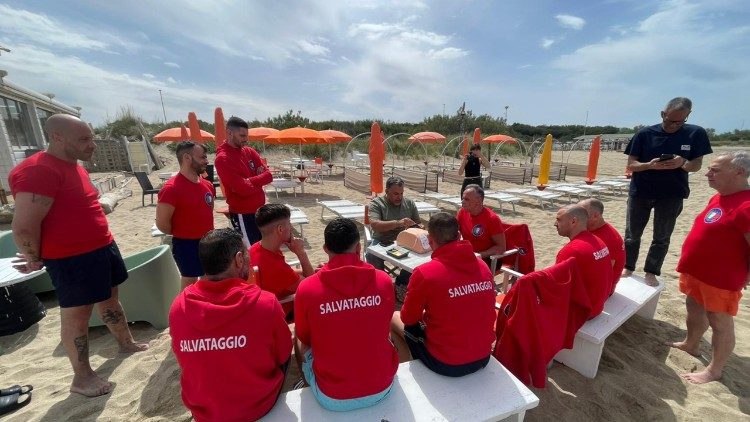 Il gruppo di detenuti che hanno conseguito l'abilitazione alla professione di bagnino