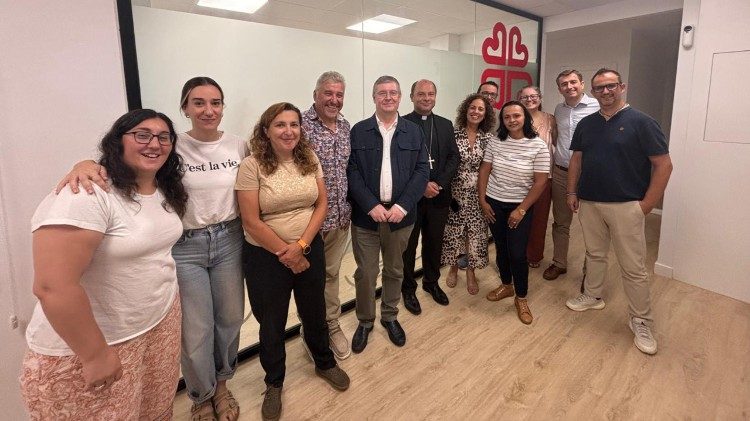 La visita del Obispo de Tenerife, Monse&ntilde;or Eloy Alberto Santiago a la sede de C&aacute;ritas