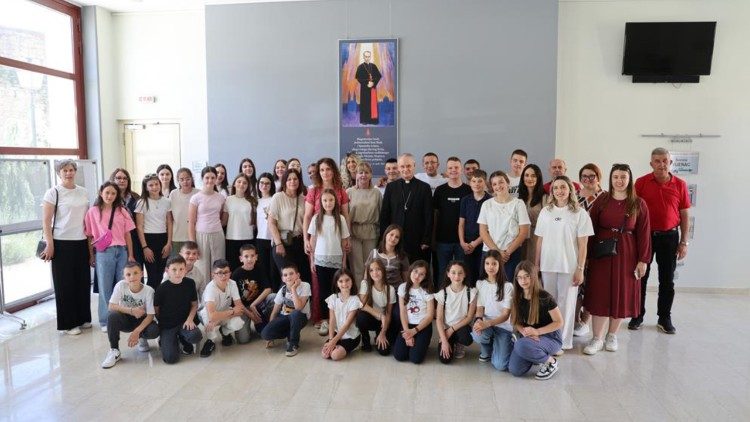 Nadbiskup Dražen Kutleša primio članove dramske sekcije OŠ fra Mije Čuića iz Bukovice kod Tomislavgrada (Foto: TUZGN)