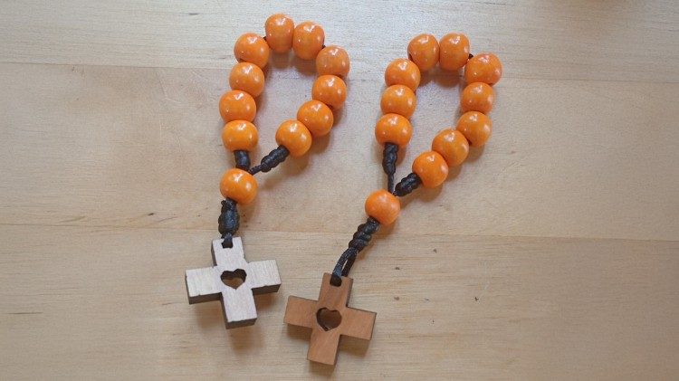 Quelques-uns des chapelets confectionn&eacute;s par les religieuses 