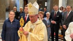 Prymas Polski uroczyście wniósł relikwie kard. Wyszyńskiego do Bazyliki na Zatybrzu