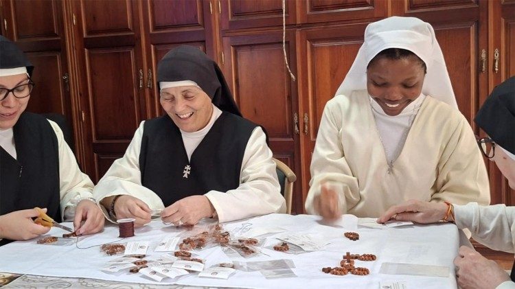 28 mai 2026: Les chapelets confectionnés par les religieuses cloîtrées pour le voyage du pape en Espagne