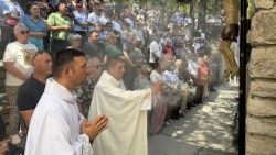 Mons. Tomislav Subotičanec i župnik Grgur Alviž na Gospu od Karavaja u župi Tisno (Foto: Ivo Kronja)