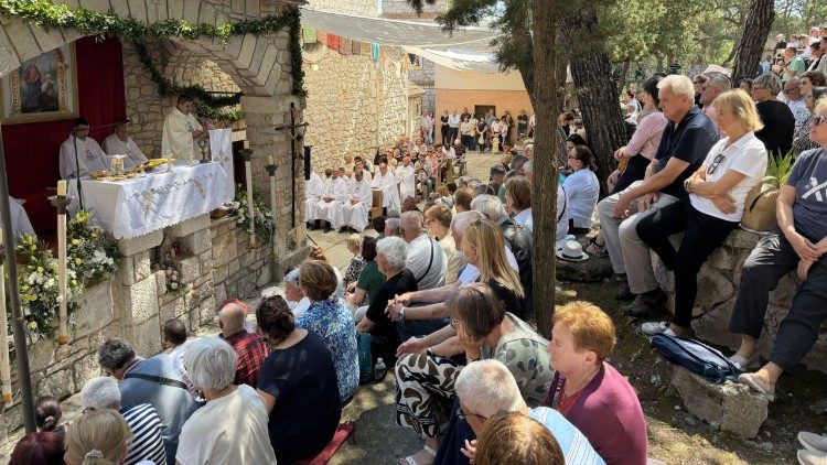 Štovatelji Gospe od Karavaja na misi pred crkvom u sjeni borova  (Foto: Ivo Kronja)