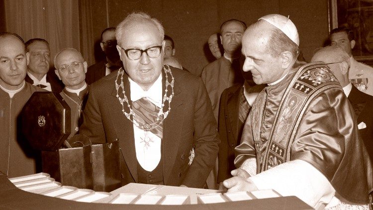 Paul VI et le pr&eacute;sident italien Giuseppe Saragat, le 12 juin 1965.