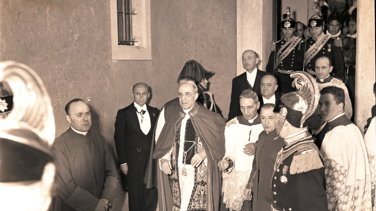 Le Pape Pie XII en visite au palais Borromeo, le 2 juin 1951.