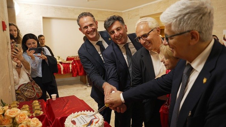 Kukata keki ya maadhimisho ya miaka 60 ya Idhaa ya Kiarmenia ya Radio Vatican.