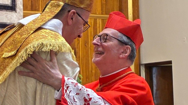 L'accolade entre le cardinal Gugerotti et le patriarche chald&eacute;en de Bagdad, Sa B&eacute;atitude Polis III Nona