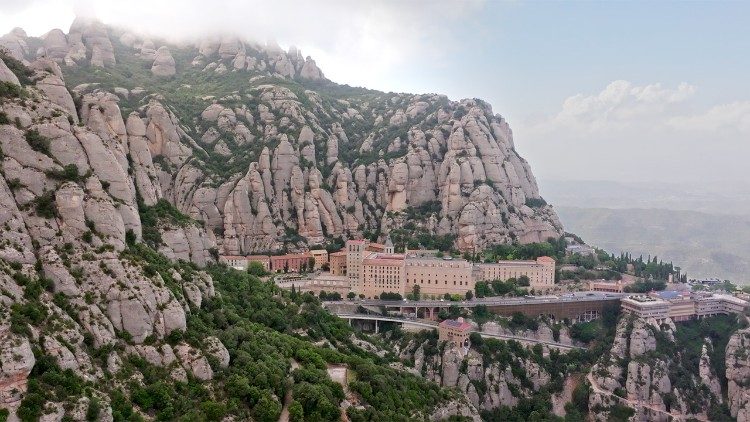 A montanha de Montserrat com a Abadia e o Santu&aacute;rio