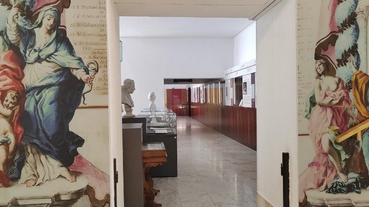 L'allestimento della mostra "La Sapienza e i Papi" - &copy; Paolo Ondarza - Vatican News
