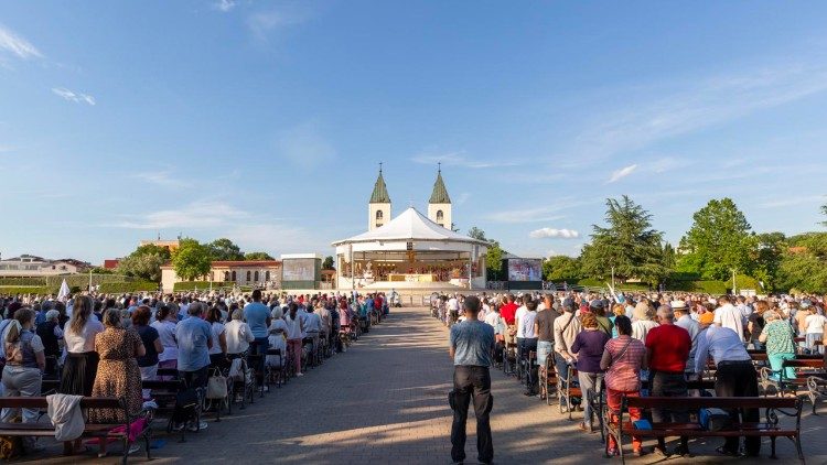La preghiera serale a Medjugorje