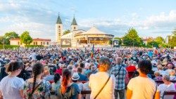 La recita serale del Rosario davanti all'altare all'aperto del santuario della Madonna Regina della Pace a Medjugorje
