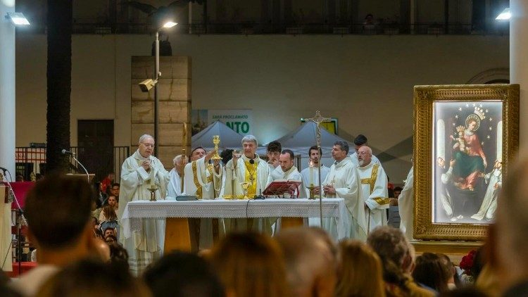 Una celebrazione eucaristica presieduta dall'arcivescovo di Napoli, il cardinale Domenico Battaglia.