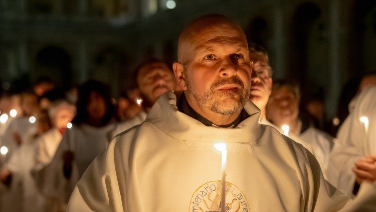 Flaviano Timperi, chanceler da Prelazia da Santa Casa, durante uma prociss&atilde;o luminosa  em Loreto.