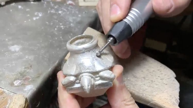 Les derni&egrave;res retouches &agrave; la crosse