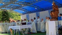 Kosovë, kremtim në Shenjtëroren kombëtare për përfundimin e muajit të Marisë