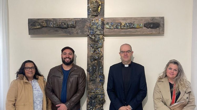 Na foto, Angela Morais, fundadora e CEO da Kolbe Arte; Tiago Benetti, diretor do filme “O Poder do Rosário”; Don Davide Milani, Secretário-Geral da Fondazione Pontificia Gravissimum Educationis; e a escritora Loo Burnett, durante visita ao Dicastério para a Cultura e a Educação, no Vaticano, em novembro de 2024. 