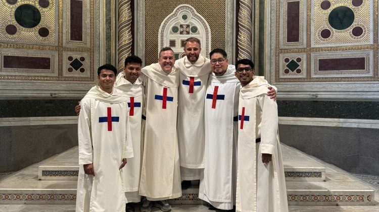 O. Maciej wraz z o. Antonio Torres i braćmi przygotowującymi się d o ślub&oacute;w zakonnych