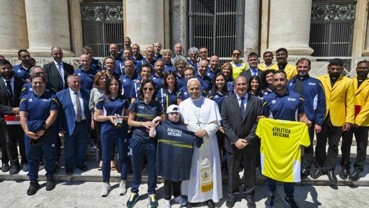 Los atletas con el Papa Le&oacute;n XIV