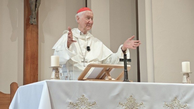 Кардынал Цімаці Рэдкліф падчас духоўных практыкаванняў у Кіеве