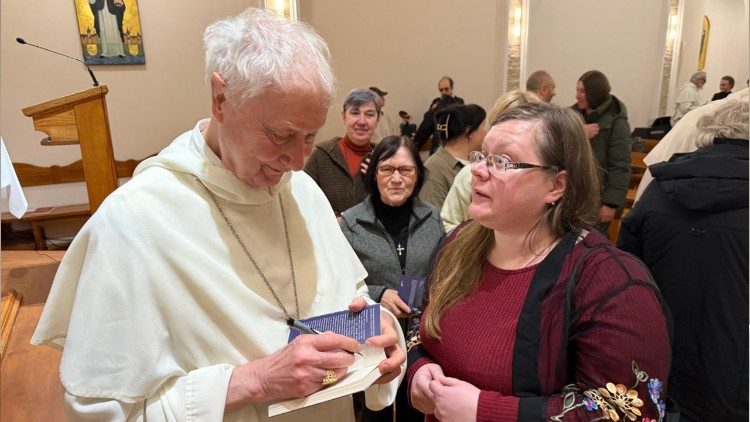 ካርዲናል ቲሞቲ ራድክሊፍ ኣብ ጊዜ ምርኢት መጸሓፎም