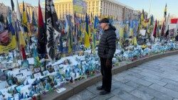 कार्डिनल तिमोथी रेडक्लिफ यूक्रेन में शहीद स्मारक के पास