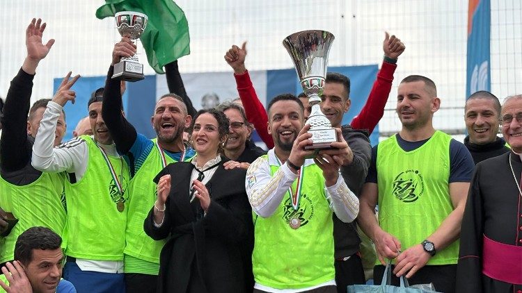 La premiazione del team dei detenuti nel calcio