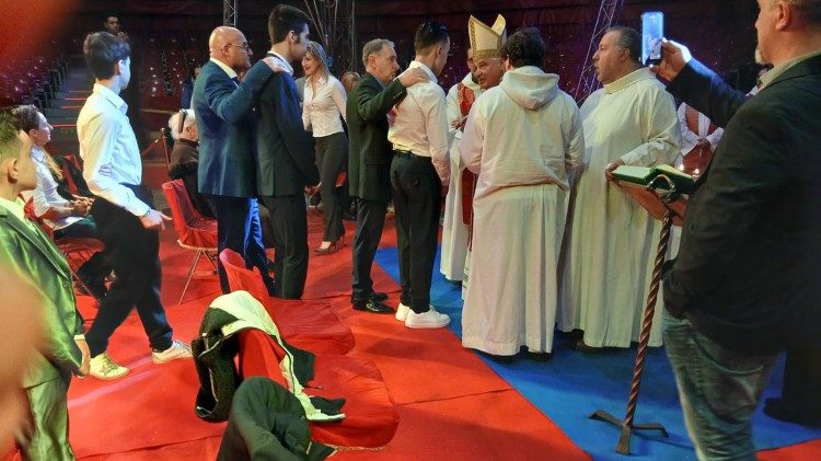 La celebrazione delle Cresime e delle Prime Comunioni nel circo Rony Roller