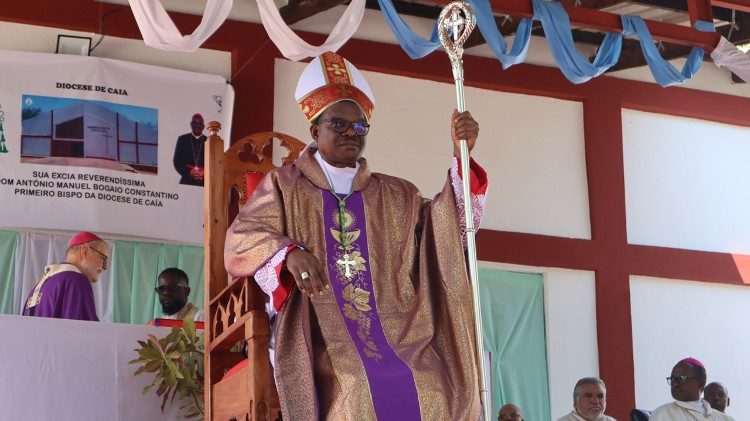 Tomada de posse de D. António Constantino, primeiro Bispo da Diocese de Caia (Moçambique)