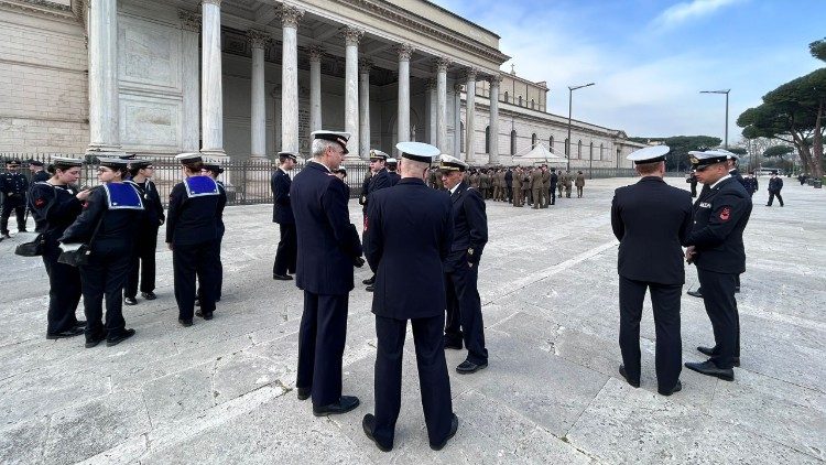 No adro da Bas&iacute;lica de S&atilde;o Paulo, militares aguardam o in&iacute;cio da Missa presidida pelo cardeal Parolin