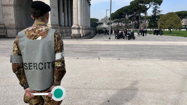Um militar do Ex&eacute;rcito no adro da Bas&iacute;lica de S&atilde;o Paulo