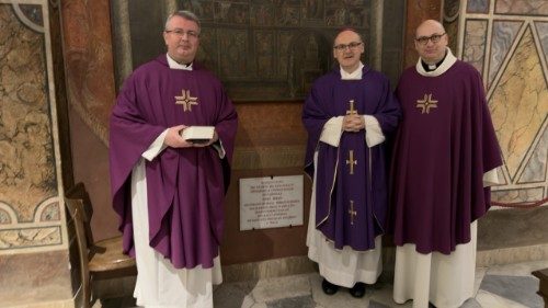 Arcibiskup Přibyl, P. Roman Czudek a P. Tomáš Roule v Cappella della Bocciata v kryptě Svatopetrské baziliky, na místě, kde byl do roku 2018 pochován kardinál Beran