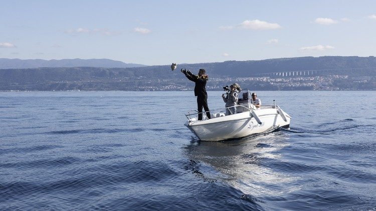 Il gesto simbolico dell'artista che getta in mare una testa di statua antica. 