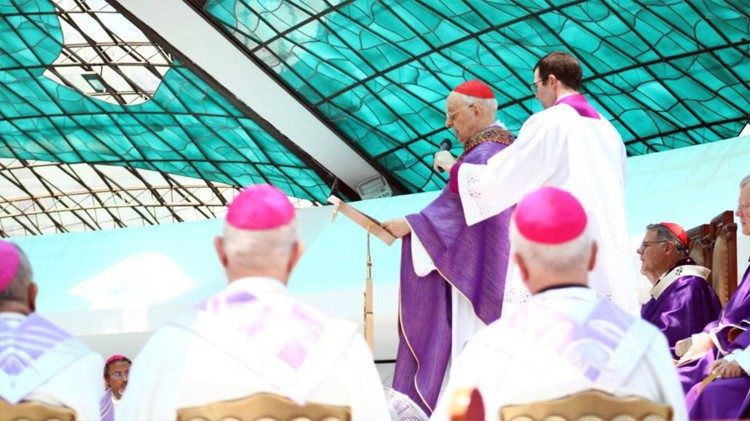 O cardeal Lorenzo Baldisseri presidiu a missa em a&ccedil;&atilde;o de gra&ccedil;as pelo bicenten&aacute;rio das rela&ccedil;&otilde;es entre Brasil e Santa S&eacute;, na Catedral Metropolitana de Bras&iacute;lia. Foto: CNBB