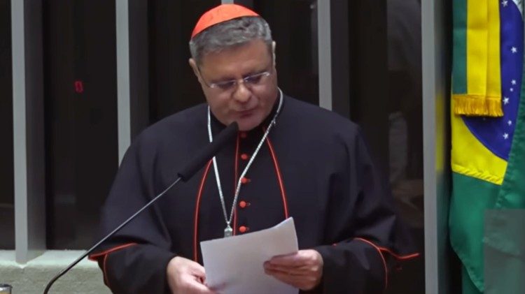 O cardeal Paulo Cezar Costa durante discurso na sess&atilde;o solene que marcou os 200 anos de rela&ccedil;&otilde;es diplom&aacute;ticas entre Brasil e Santa S&eacute;, na C&acirc;mara dos Deputados.