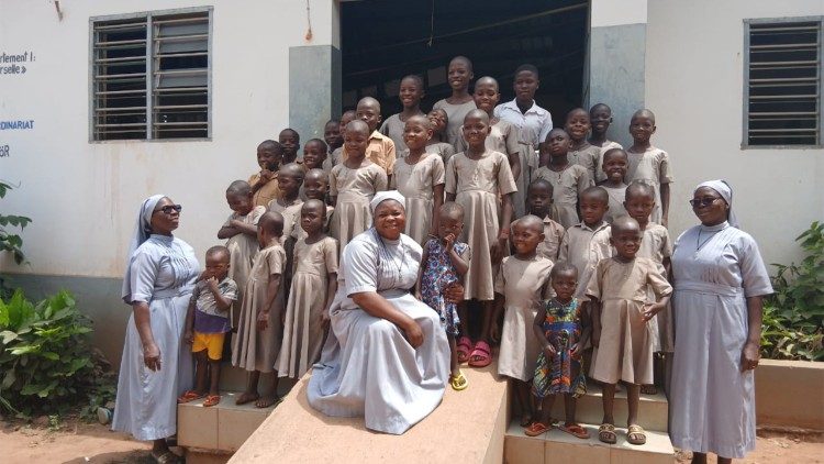 Les enfants de l'Orphelinat Jean-Paul II du dioc&egrave;se de Kpalim&egrave; avec les Sœurs de Notre-Dame de Nazareth