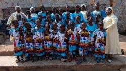 Les enfants de l'Orphelinat Jean-Paul II du diocèse de Kpalimè avec les Sœurs de Notre-Dame de Nazareth 