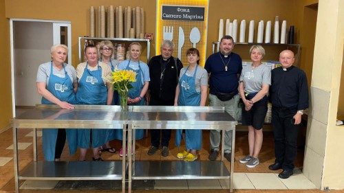 A cozinha e o refeitório solidário em Kherson durante a visita do cardeal Krajewski em junho de 2023