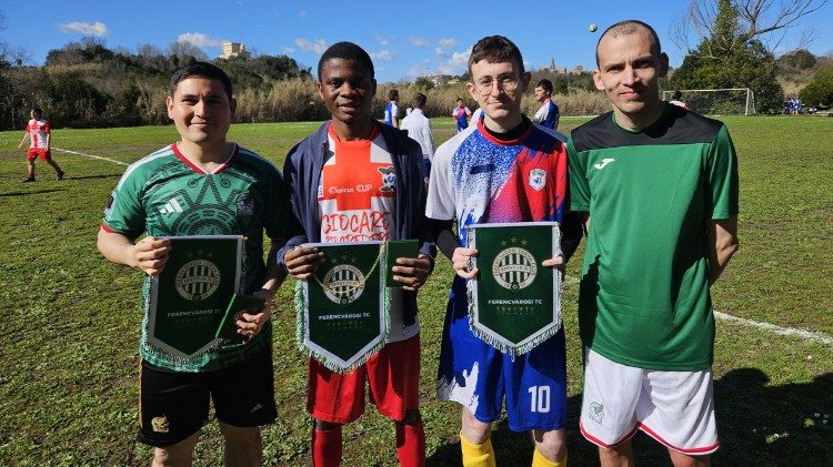 K&uuml;l&ouml;nb&ouml;ző csapatok k&eacute;pviselői Bodon P&eacute;terrel 