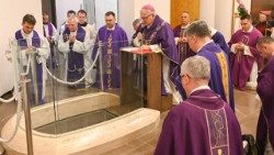 Molitva nad grobom fra Ante Antića (Foto: Udruga fra Ante Antić)