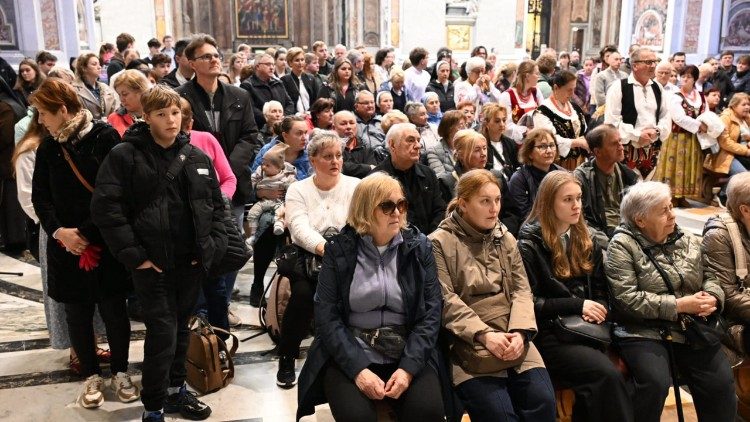 Msza św. przy grobie Papieża Polaka to w każdy czwartek ważne wydarzenie dla rodak&oacute;w