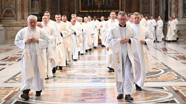 Dzisiejszą Mszę św. koncelebrowało ok. 60 kapłan&oacute;w, r&oacute;wnież jałmużnik papieski kard. Konrad Krajewski. 