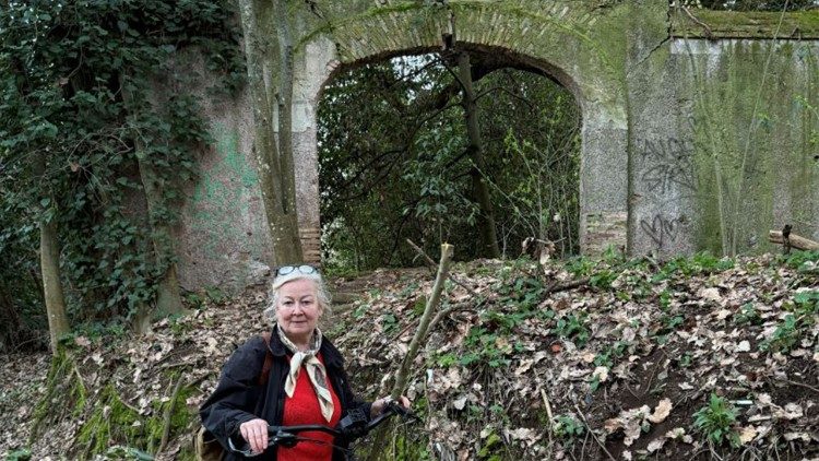 Holztransport per Fahrrad: An der r&ouml;mischen Via Appia