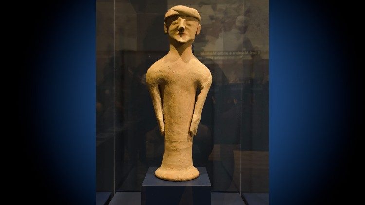 Statuetta di uomo con turbante, dalla mostra "Cipro e Italia. Identità culturali condivise all'alba della storia"