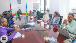 Sơ Mercy và các nhân viên chính quyền Kenya thảo luận về nạn buôn người