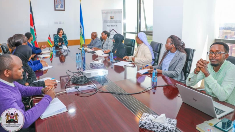 Sơ Mercy và các nhân viên chính quyền Kenya thảo luận về nạn buôn người