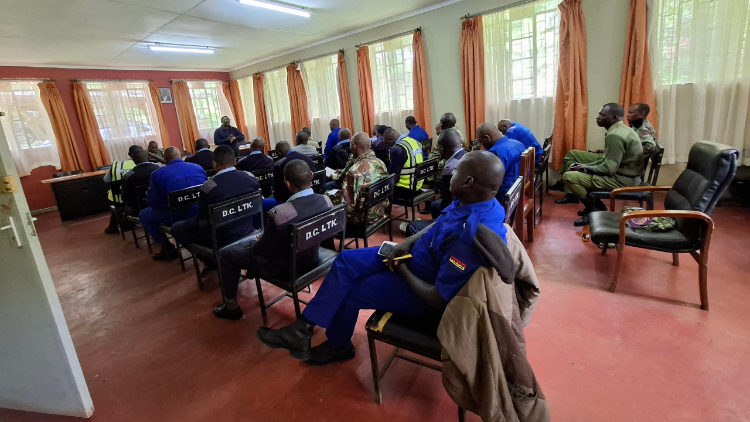Os policiais rodovi&aacute;rios ao participar de numa sess&atilde;o sobre o tr&aacute;fico de seres humanos