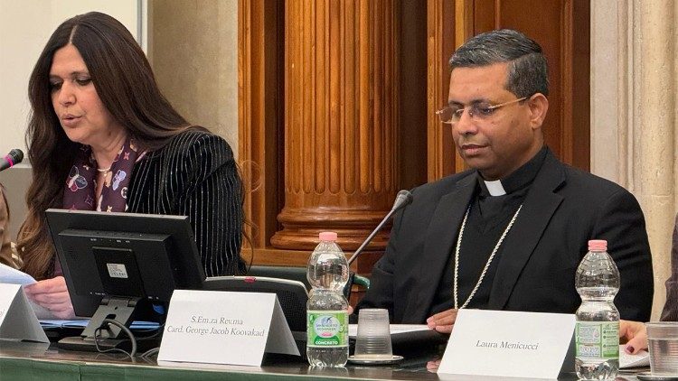 Кардынал Джордж Коавакад падчас канферэнцыі аб жаночым лідарстве